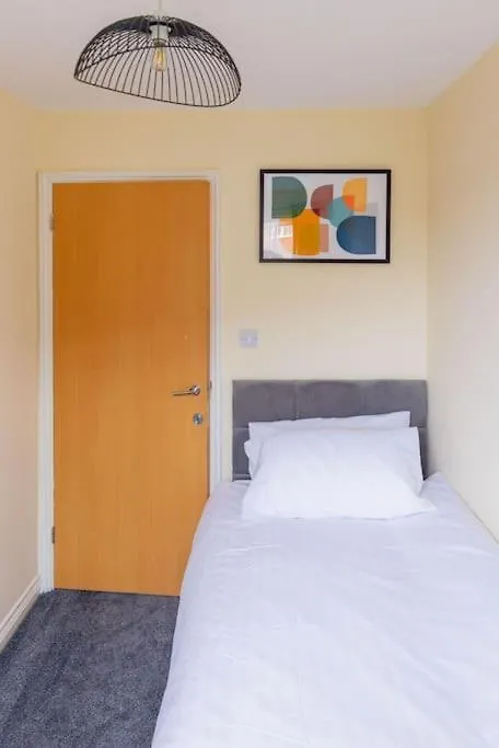 Stylish 3 Bedroom And Free Parking Thamesmead  Holiday home